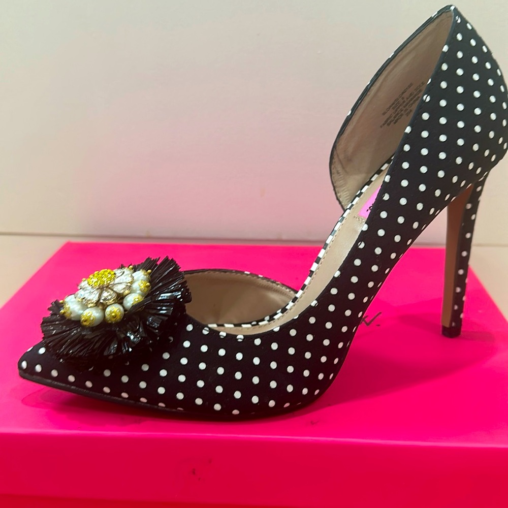 New, Betsey Johnson Black & white polka dot stilletos w/ flower detail - size 8